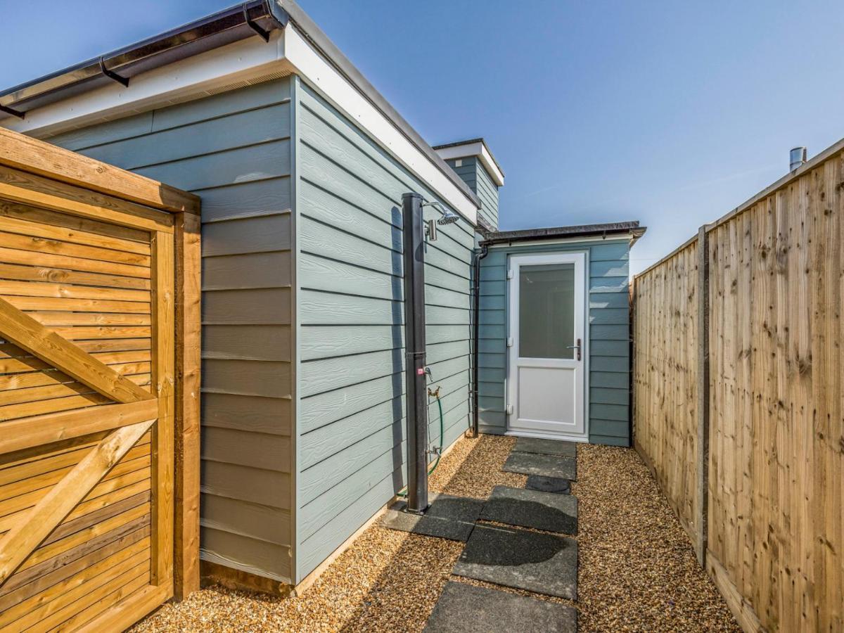 Pass The Keys Charming Chalet A Stones Throw From The Beach Chichester Exterior photo