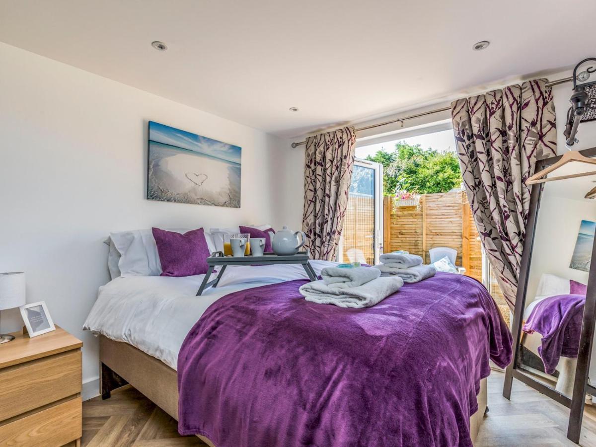 Pass The Keys Charming Chalet A Stones Throw From The Beach Chichester Exterior photo